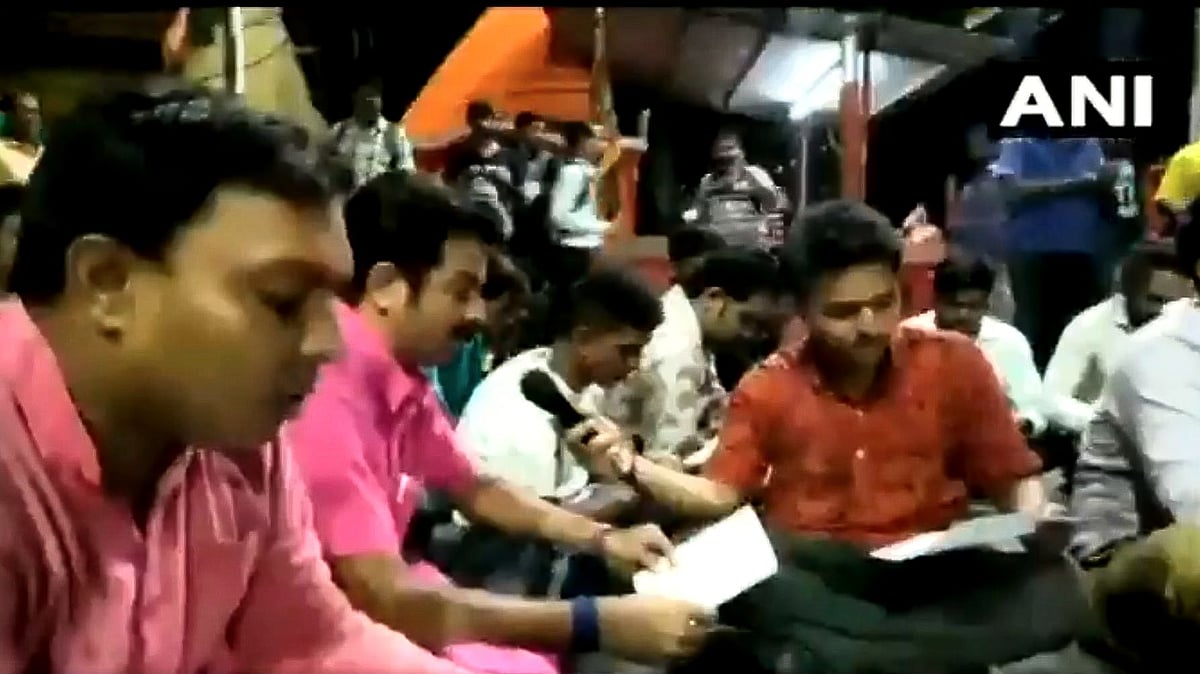 BJYM workers chanting Hanuman Chalisa on a road in Howrah. 