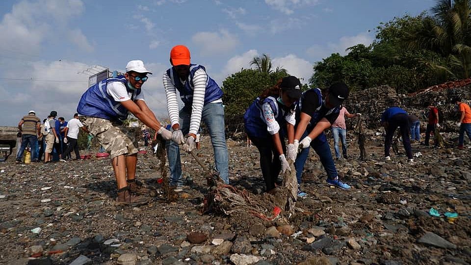 Mumbai Citizens cleaning up a beachfront.