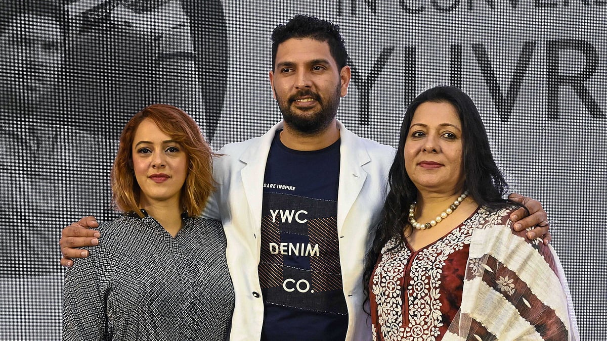 Yuvraj Singh (C) with wife Hazel Keech (L) and mother Shabnam Singh (R) at an event where he announced retirement.&nbsp;