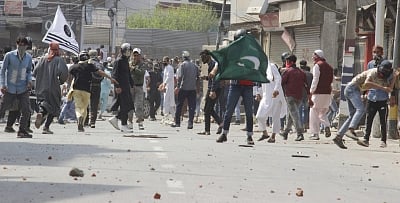 Srinagar: Protesters pelt stones during clashes with security forces at Jamia Masjid in Srinagar, on May 31, 2019. (Photo: IANS)