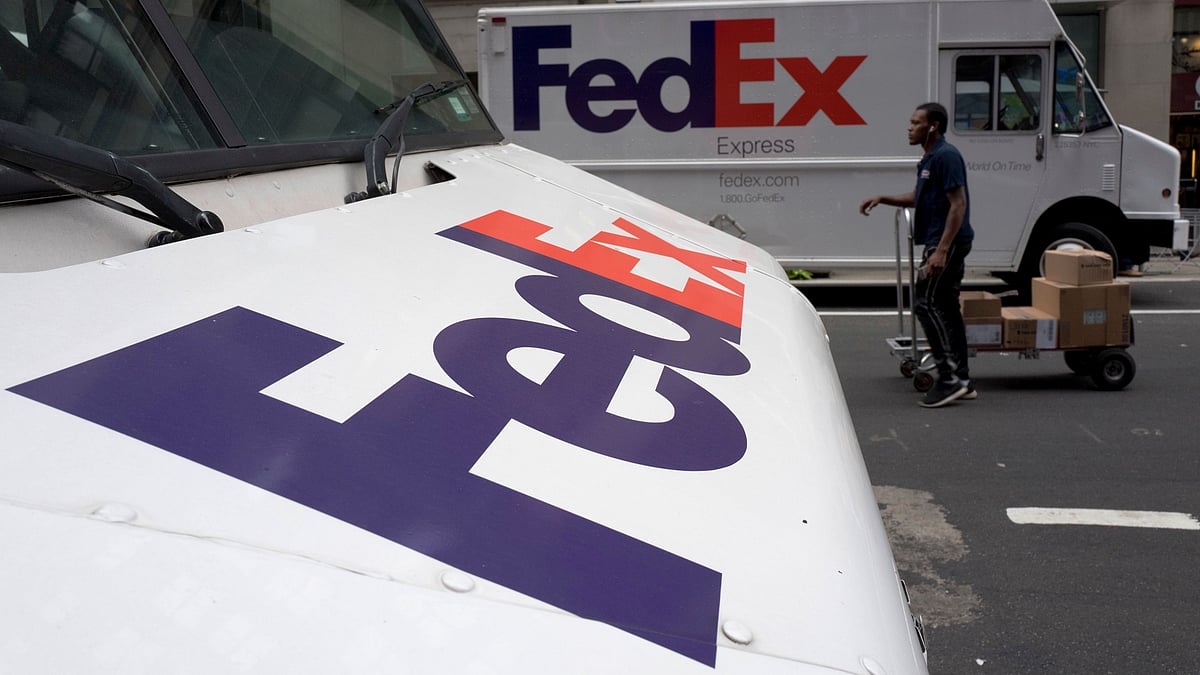 FedEx is dropping a contract for air shipment of packages for Amazon within the United States, reducing its ties with the online retail giant that is already expanding its own delivery business. 