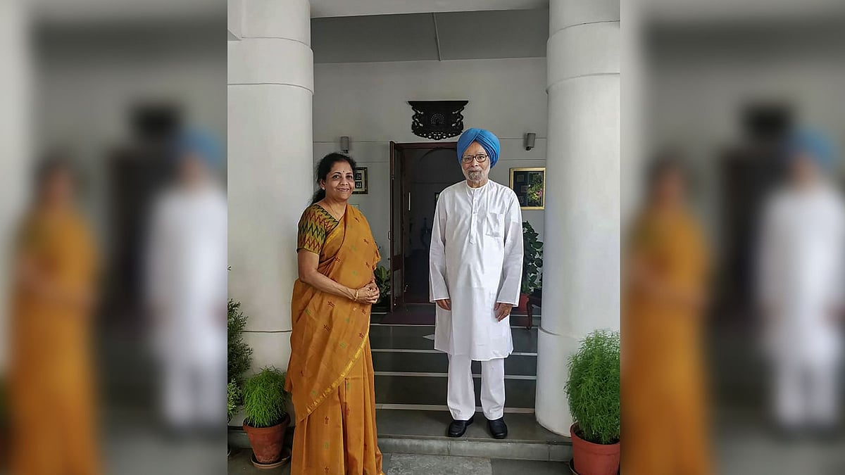 Finance Minister Nirmala Sitharaman with former Prime Minister Manmohan Singh at his residence.