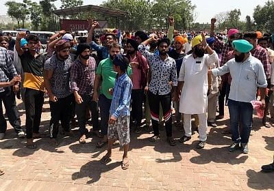 Sangrur: People stage a demonstration against the death of a two-year-old boy who was retrieved from a 150-foot-deep abandoned borewell in a village in Punjab