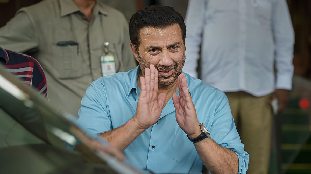 <div class="paragraphs"><p>Bank to auction Sunny Deol's Juhu property to recover loan.</p></div>