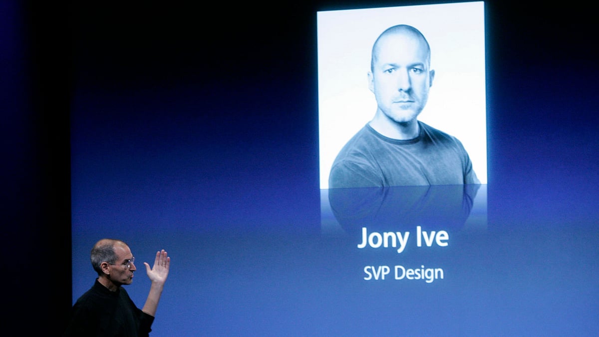 Steve Jobs introducing Jony Ive at Apple’s special event in 2008.