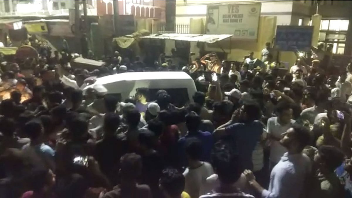 A fight over a parking issue led to the purported vandalism of a religious place near Chandni Chowk on Sunday, 30 June.&nbsp;