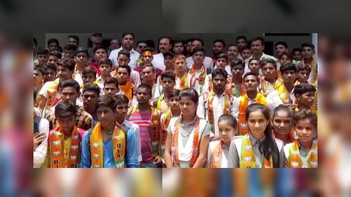 Sushil Singh had asked the students to fill in party membership forms while also making them wear saffron ‘<i>angavastram.’</i> 