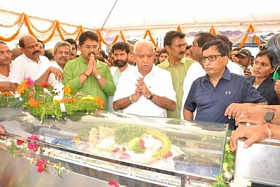 Chikkamagaluru: Karnataka Chief Minister BS Yeddyurappa pays his last respect to Cafe Coffee Day founder and owner VG Siddhartha during his funeral at Chattanahalli village, in Karnataka