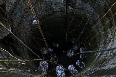 Chennai: Locals draw water from a community well amid ongoing water crisis in Chennai, on July 2, 2019. (Photo: IANS)
