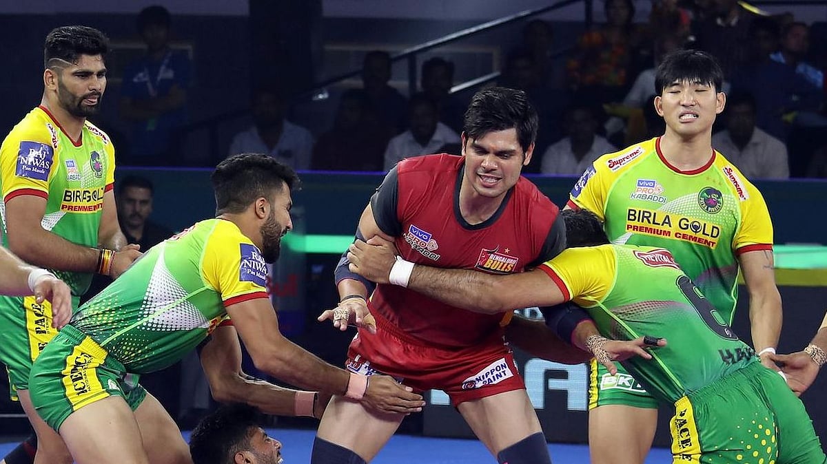 Patna Pirates Jang Kun Les makes a raid on the Bengaluru Bulls Half(Photo Credit: PKL)