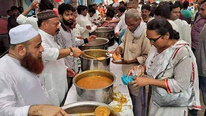 Muslims of the locality not only participated in the procession, but also distributed food and water to those gathered.