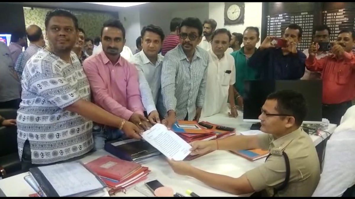 Harshad Ahir (pink shirt) along with journalists from Valsad, submitting their complaint before the SP of Valsad, Sanjay Joshi on Monday, 8 July.