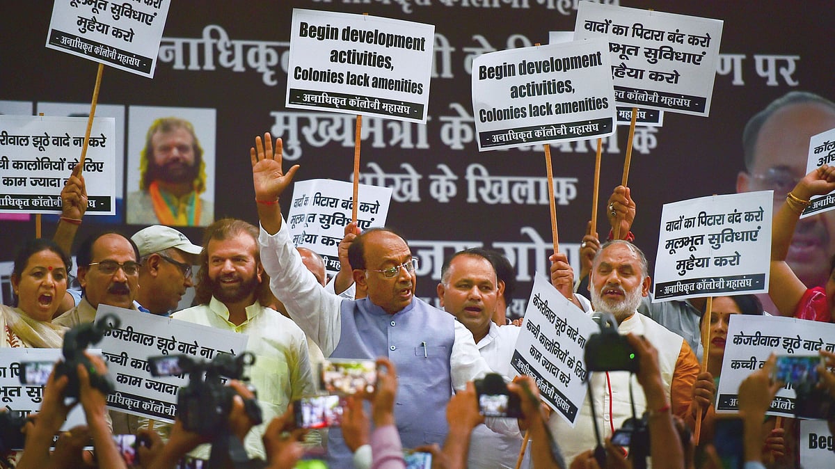 BJP leader Vijay Goel (centre) and Hans Raj Hans stage a protest against the Delhi government for allegedly delaying the regularisation of unauthorised colonies for the past four and a half years, at Jantar Mantar in New Delhi on 25 July  2019.&nbsp;