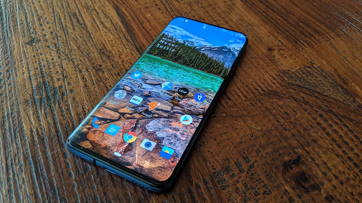 OnePlus 7 Pro offers a display with 90Hz refresh rate.