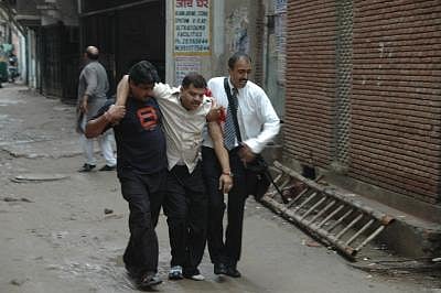 Delhi Police Inspector Mohan Chand Sharma, who sustained injuries during Operation Batla House that was conducted  in Jamia Nagar being taken for treatment 19 September 2008.  (Photo: IANS)