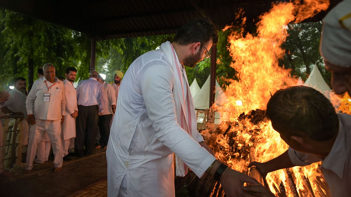 Former Finance Minister Arun Jaitley’s son performed the last rites on Sunday, 25 August.
