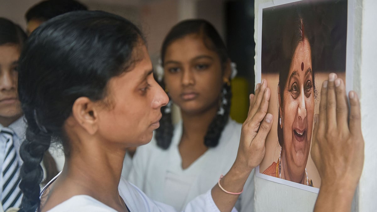 Geeta pays tribute to former BJP cabinet minister Sushma Swaraj during a condolence meeting in Indore on 7 August 2019. 
