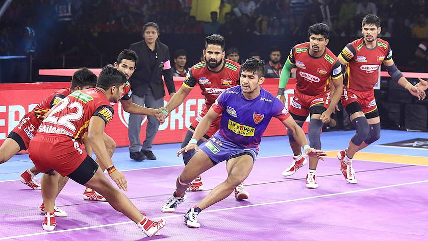 Hosts Dabang Delhi notched up a thrilling 33-31 win over defending champions Bengaluru Bulls.