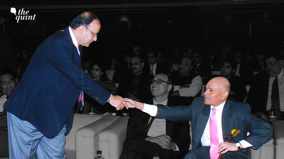 Arun Jaitley greets Raghav Bahl at St Xavier’s outstanding alumni on 23 December 2009. 
