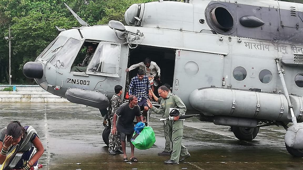 IAF team rescuing residents of Thane district who were stranded in the water logging. 