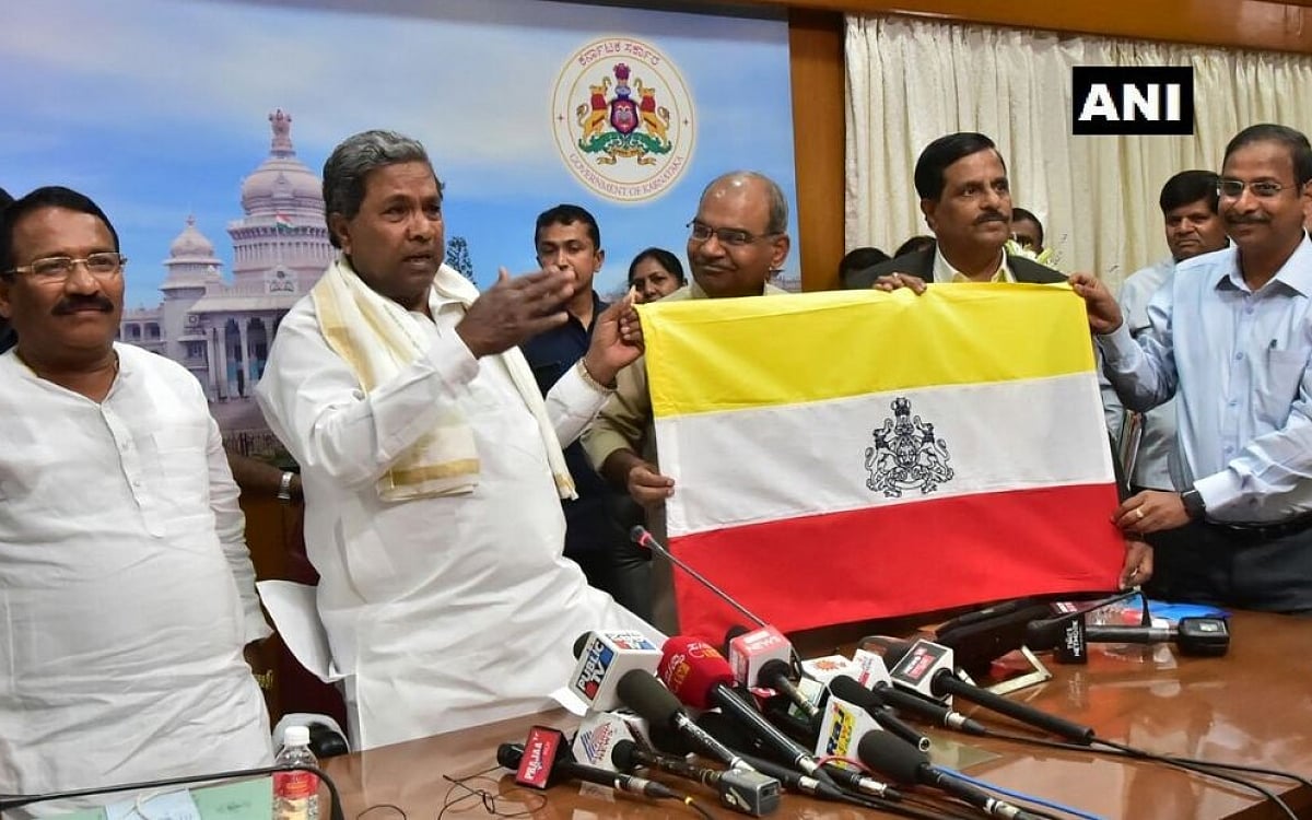 Siddaramaiah unveiling the Karnataka flag in 2018 