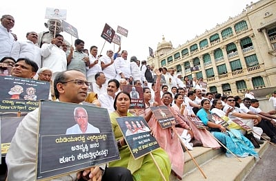 Bengaluru: Congress MLAs and MLCs led by party leader Siddaramaiah, stage a demonstration against the Central and the State Government over their alleged failure to provide relief in the flood and drought-hit areas of Karnataka, in Bengaluru on Sep 18, 2019. (Photo: IANS)