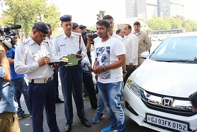 New Delhi: Traffic Police prosecute driver of a car with even numbered registration plate on Day 1 (Phase 2) of implementation of Delhi Government