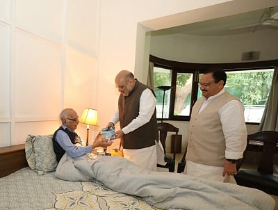 New Delhi: Union Home Minister Amit Shah meets former Jammu and Kashmir Governor Jagmohan Malhotra in New Delhi on Sep 3, 2019. Also seen BJP working president JP Nadda. (Photo: Twitter/@AmitShah)