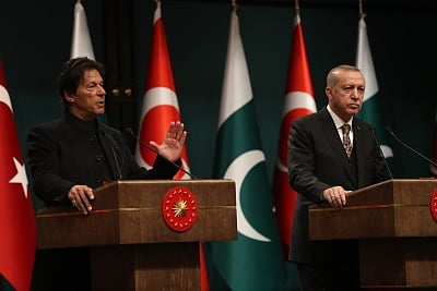ANKARA, Jan. 4, 2019 (Xinhua) -- Turkish President Recep Tayyip Erdogan (R) and Pakistani Prime Minister Imran Khan attend a joint press conference at the Presidential Palace in Ankara, Turkey, on Jan. 4, 2019. Pakistan Prime Minister Imran Khan paid an official visit to Turkey on Jan. 3 and 4. (Xinhua/Mustafa Kaya/IANS)