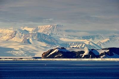 ABOARD XUELONG, Jan. 14, 2014 (Xinhua/IANS) -- Photo taken on Jan. 13, 2014 shows the landscape of Victoria Land in Antarctica. China is planning to build a perennial station in Victoria Land by 2015.  (Xinhua/Zhang Jiansong) (wf)