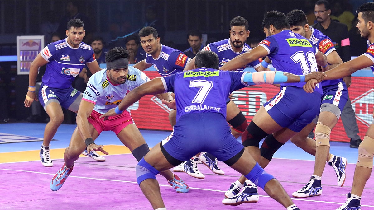 Haryana Steelers players tackle a Jaipur Pink Panthers raider.