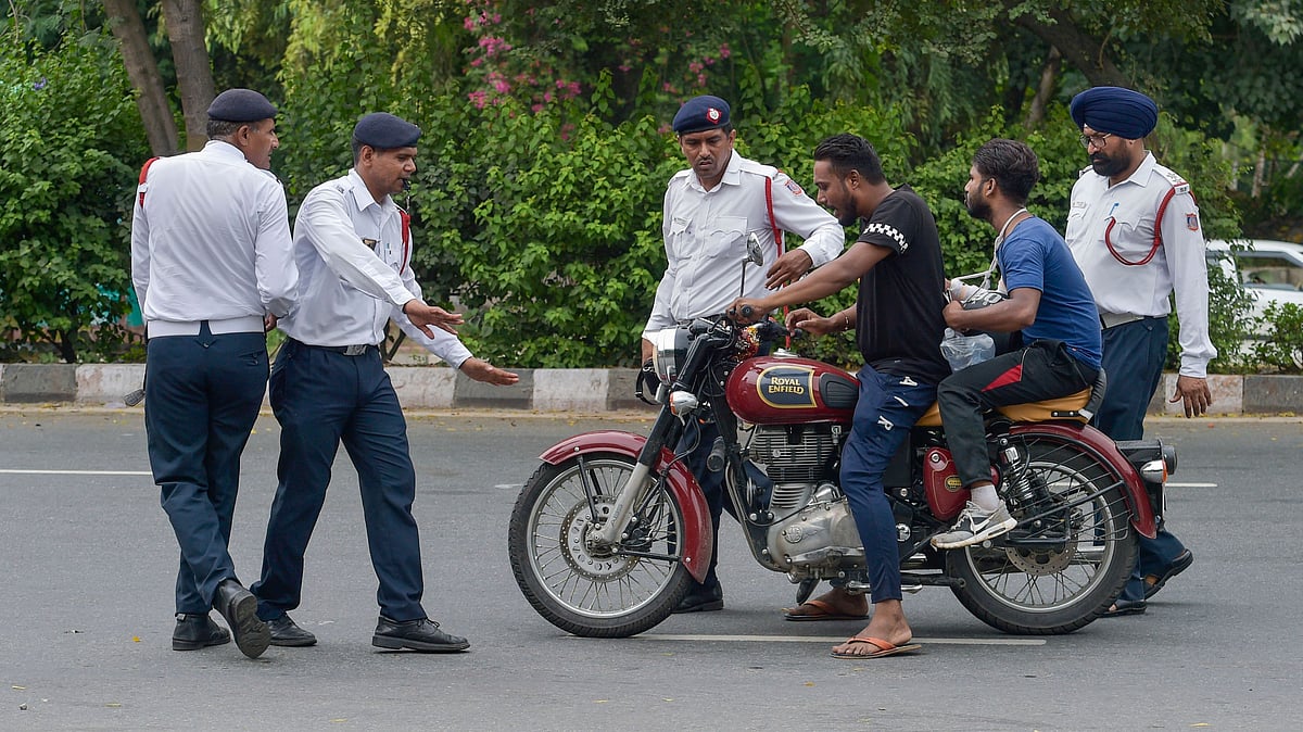 File Photo: Traffic policemen stop a motorcyclist riding without helmet as the newly amended Motor Vehicles Act came into force in New Delhi, on Sunday, 1 September.&nbsp;