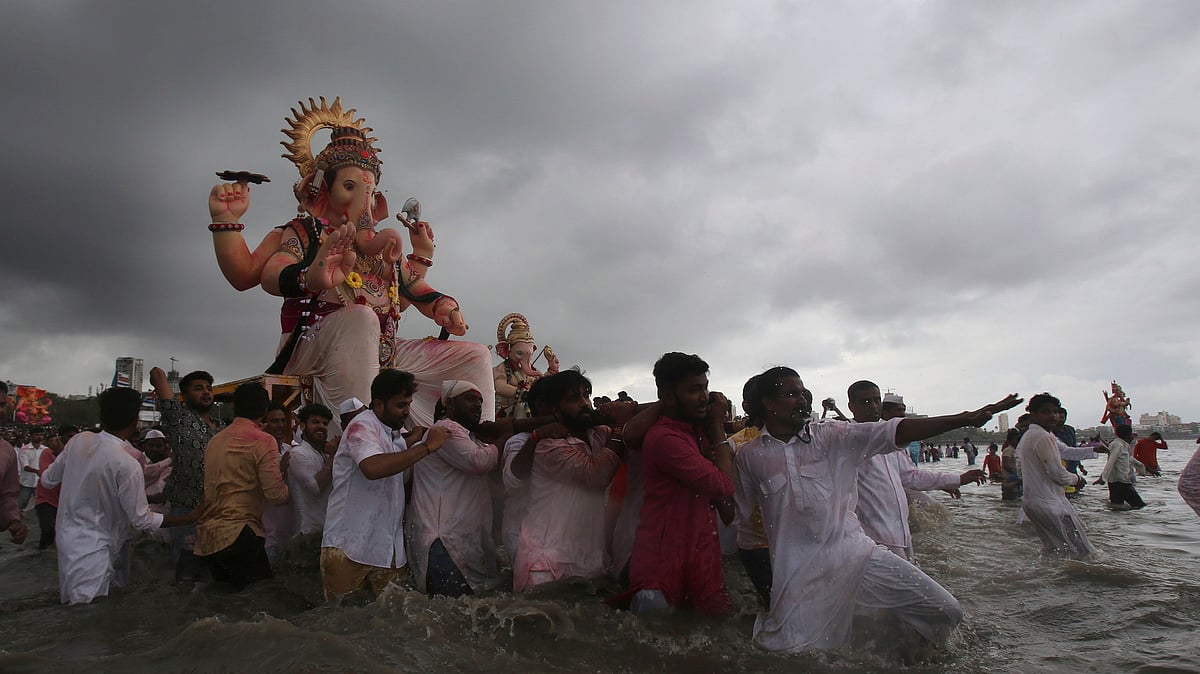 Devotees performed one last puja and chanted “Ganpati Bappa Morya, Pudachya Varshi Lavkar Ya”.