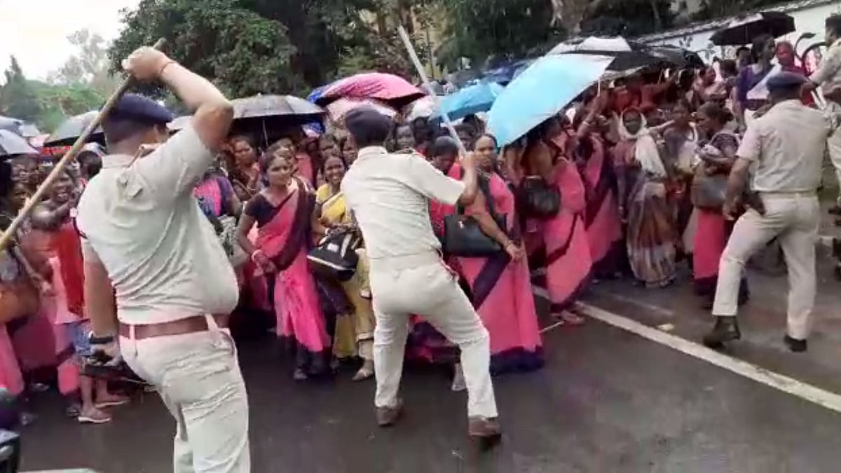 In the video one cannot see the presence of any female police officials. You can also see one of the policemen punching a woman on her right arm after he kept beating her with a lathi. 