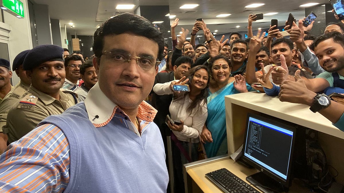 Sourav Ganguly posted a selfie with his fans on his Twitter account on Wednesday, 30 October. 