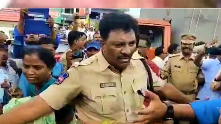 The visuals also showed male cops trying to handle and push the protesting women back, despite the presence of female cops at the spot. 