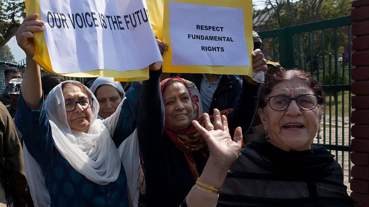The police on Tuesday detained half a dozen women activists including the sister and daughter of former chief minister Farooq Abdullah during a protest. 