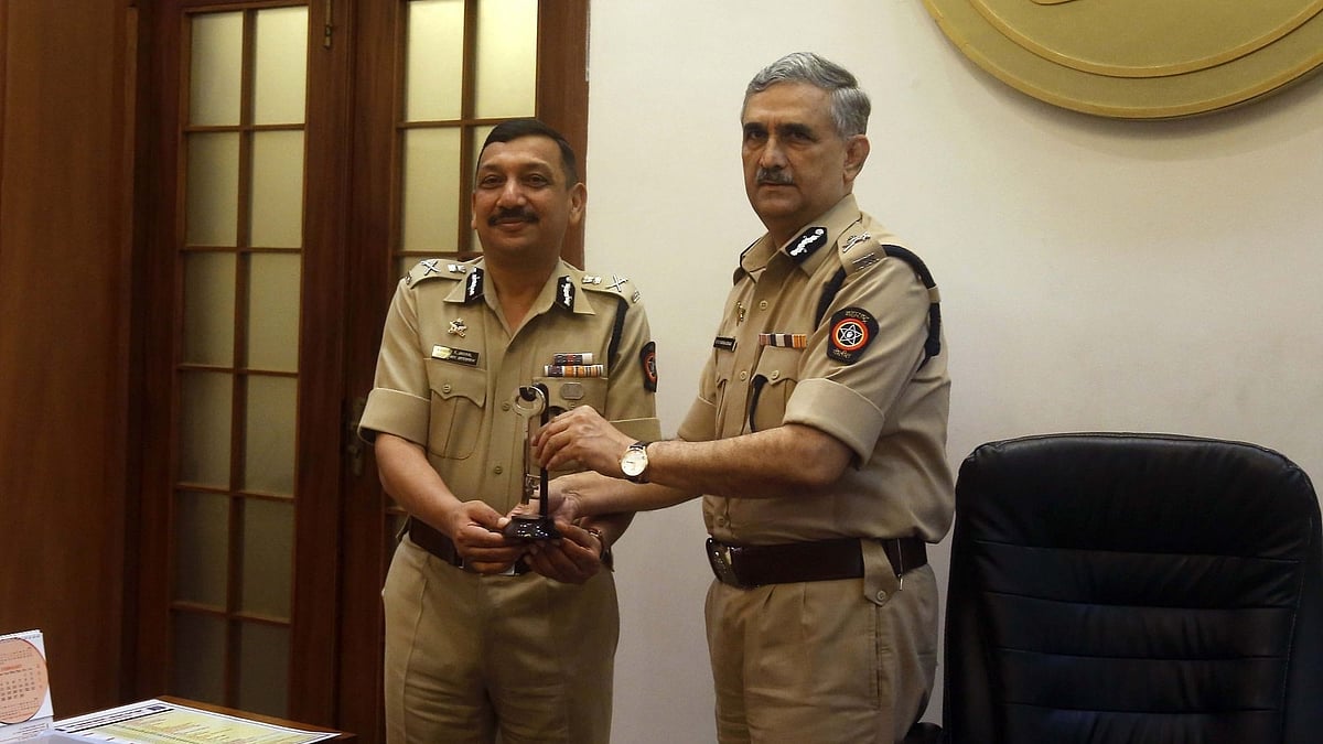 Outgoing Maharashtra DGP Dattatray Padsalgikar with incoming DGP Subodh Kumar Jaiswal.&nbsp;