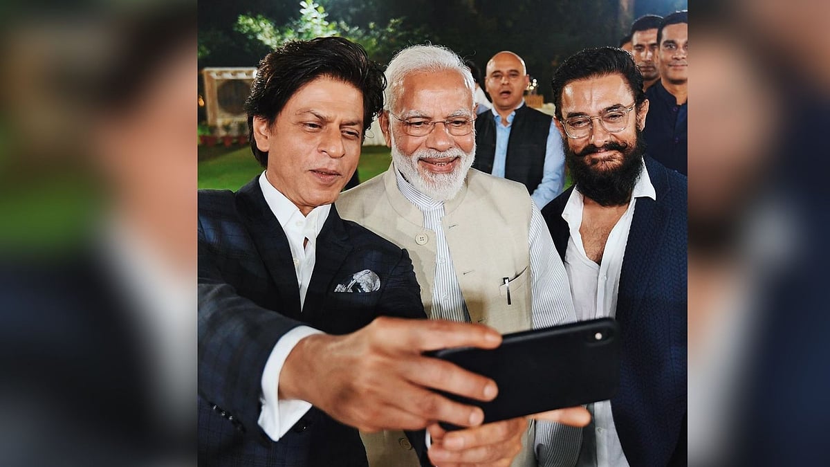 Shah Rukh Khan takes a selfie with PM Narendra Modi and Aamir Khan.&nbsp;