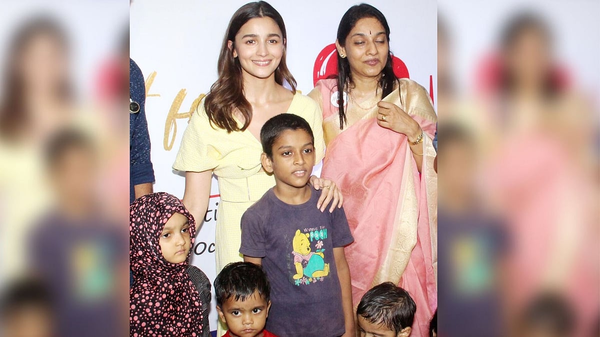 Alia Bhatt at the inaugration of <i>Art for Heart </i>exhibition.