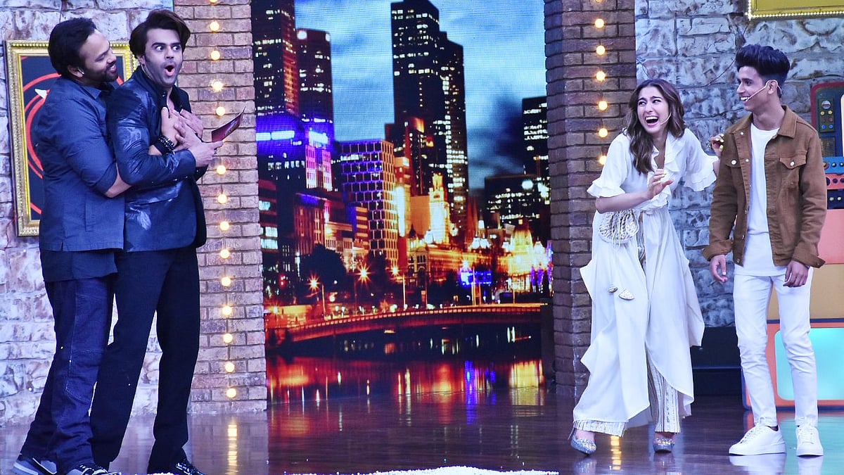 Sara Ali Khan and Rohit Shetty on the sets of Maniesh Paul show.&nbsp;