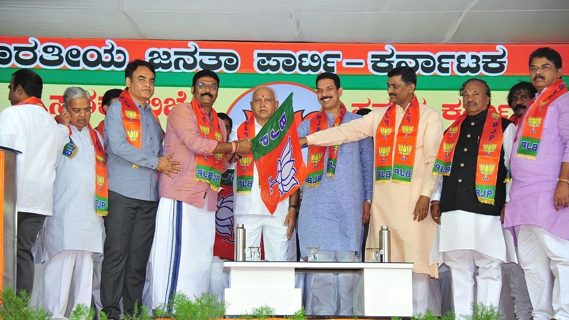 Disqualified MLA Anand Singh joining the BJP.&nbsp;