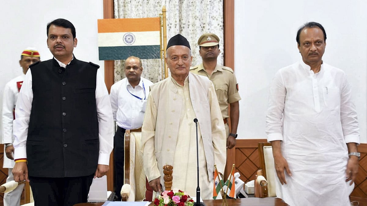 Maharashtra Governor flanked by newly-appointed Chief Minister of Maharashtra Devendra Fadnavis and his Deputy CM Ajit Pawar, during the oath-taking ceremony, 