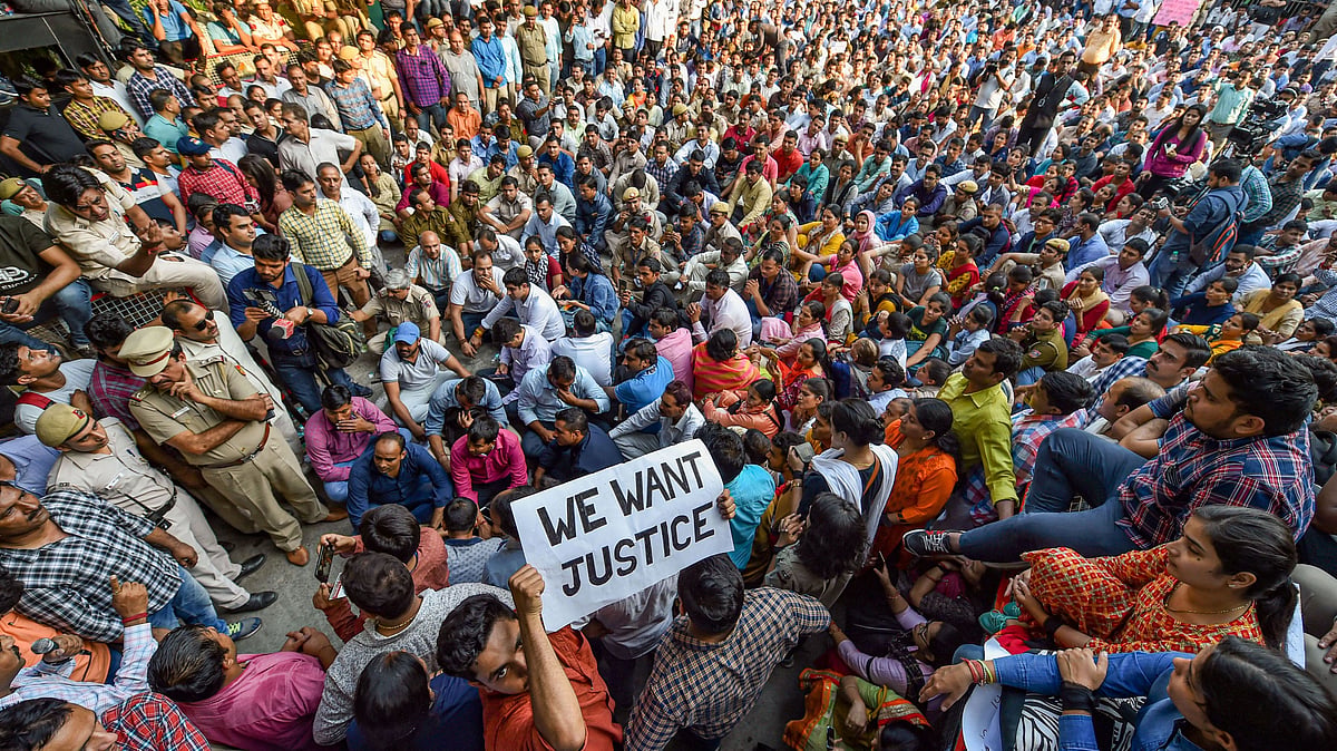 Police personnel gathered outside the Delhi Police headquarters to protest against the repeated incidents of alleged violence against them by lawyers, including the Tis Hazari Court clashes on 5 November.