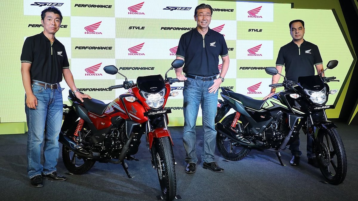 The Honda SP125 with the management team.&nbsp;