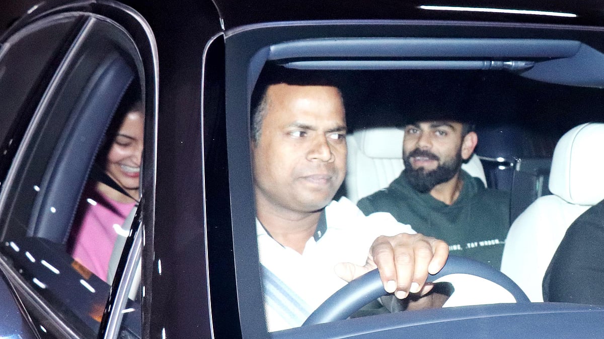Anushka Sharma remained inside the car and was looking visibly happy.