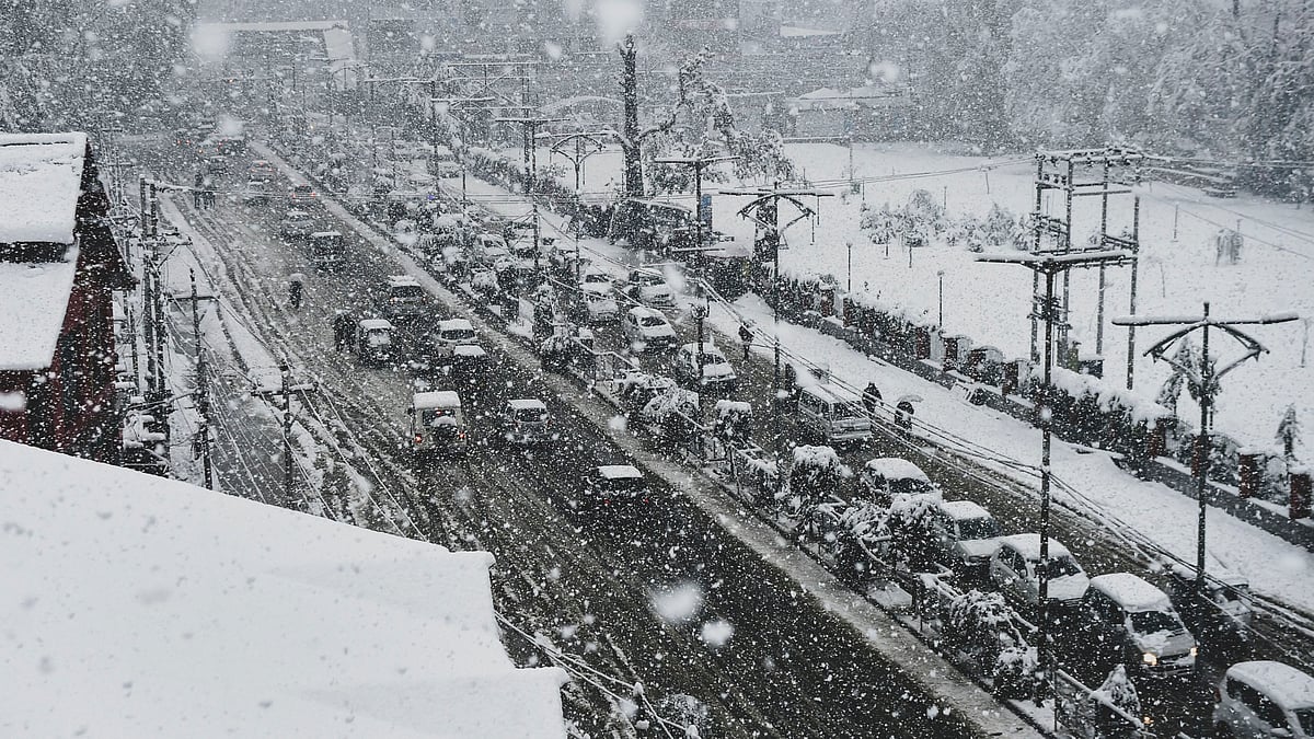 Over 4,000 vehicles were left stranded as the arterial Jammu-Srinagar national highway remained closed for the second consecutive day.
