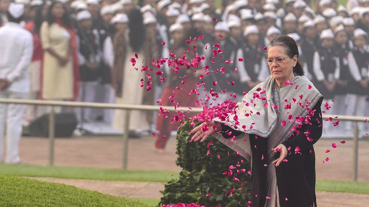 Sonia Gandhi paying tribute to former PM Jawaharlal Nehru