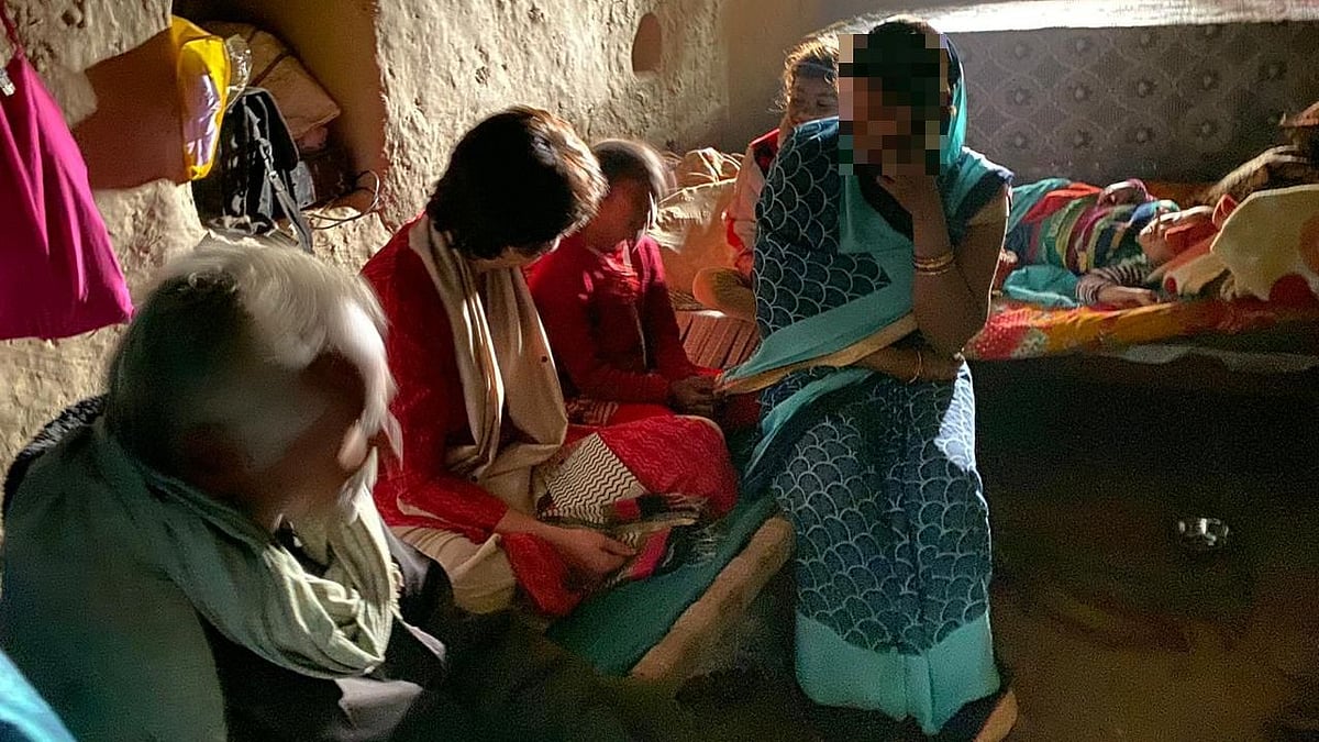 Congress General Secretary Priyanka Gandhi met the Unnao rape victim’s kin and extended her condolences to them. 