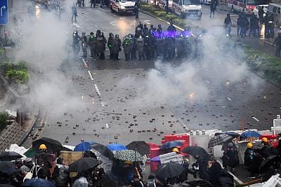 HONG KONG, Aug. 25, 2019 (Xinhua) -- Radical protesters confront with police officers in Tsuen Wan, in the western New Territories of south China